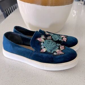 Dirty Laundry Slip Ons Loafers Blue Velvety Floral 9/40 Artsy Colorful Fun